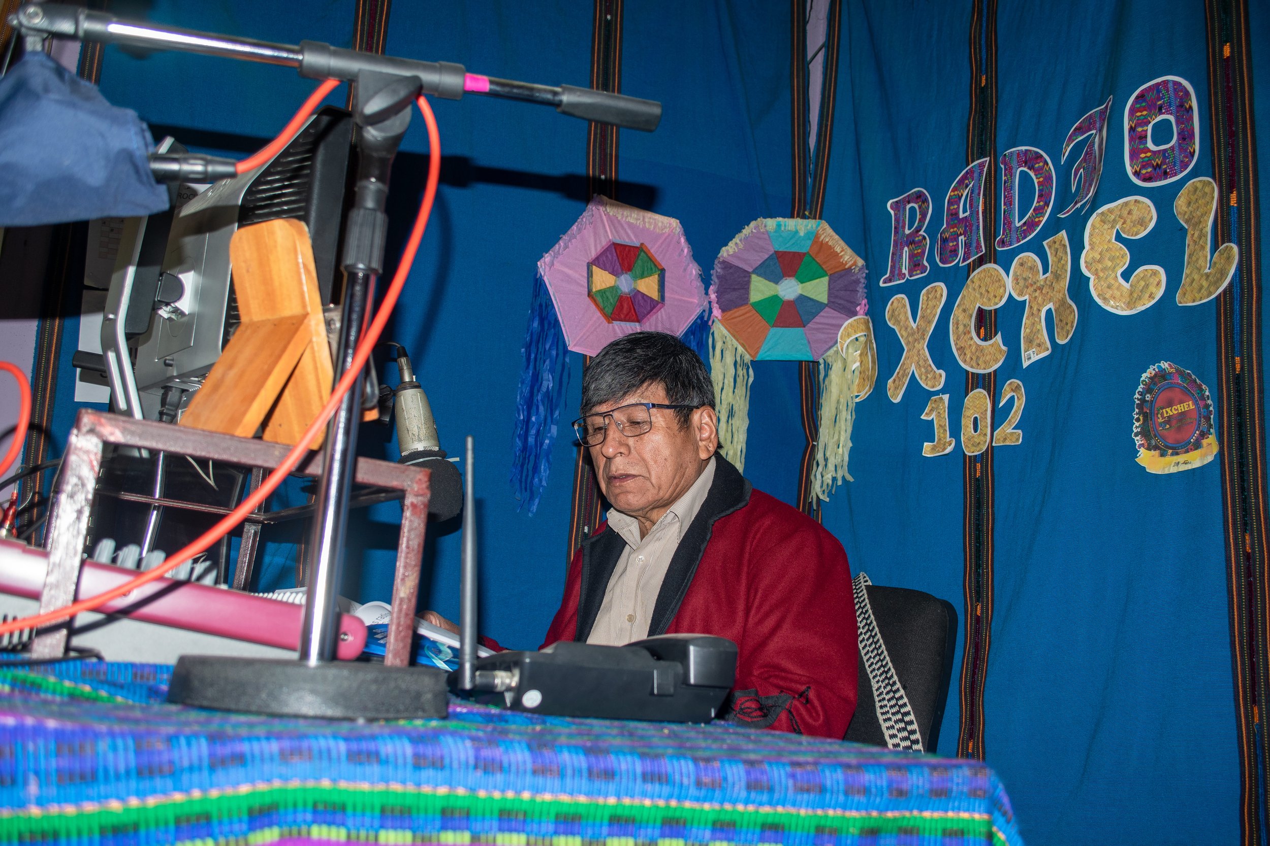  Anselmo Xunic es cofundador de la radio Ixchel. Xunic indica que la radio comunitaria está más cerca de la gente. Foto de Joel Solano 